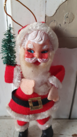 Lief oud kerstmannetje met baard van watten en dennenboom