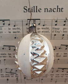 Oude kerstbal: Fantasievrucht in zilver met witte deco