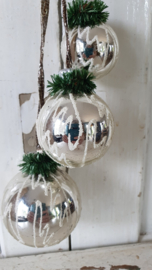 Oude tros kerstballen, met decoratie en 'dennengroen'