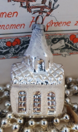 Oude/antieke kerstbal: Kerk in zilver. Besuikerd
