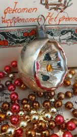 Oude/antieke kerstbal: Deukbal in zilver/goud/groen/rood