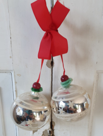 2 mooie oude kerstballen met deco aan rood lint. Tros