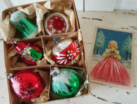 Doos met 6 prachtige oudjes in kerstkleuren! + oude kerstkaart. o.a. klok, deukbal