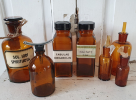 7-delige set oude/antieke Apohekerspotten- en flessen: o.a. Anesthesieflesje, pipetflesjes