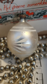 Oude/antieke kerstbal: prachtig ovaal deukballetje met 2 deuken en deco