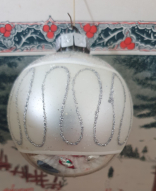 Oude kerstbal met decoratie