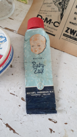 7-delige set voor de BABY! met o.a. oude zuigfles, babyzalf en oude advertenties uit 1950