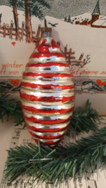 Oude/antieke kerstbal: Grote Ovale bal met ribbels. Zilver/rood. 13 cm. hoog