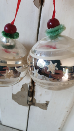 2 mooie oude kerstballen met deco aan rood lint. Tros