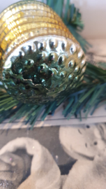 Antieke kerstbal: Lampion in groen met oud goud