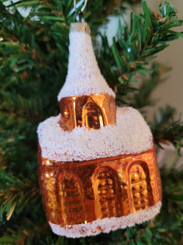 Oude/antieke kerstbal: Kerkje in goud. Besuikerd/besneeuwd
