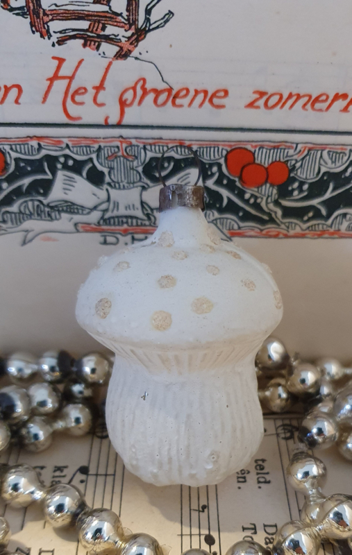 antieke kerstbal: Lief paddenstoeltje in wit, met witte stippen