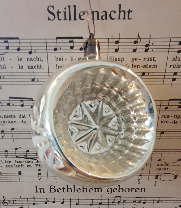 Oude/antieke kerstbal Prachtige grote deukbal met witte deco