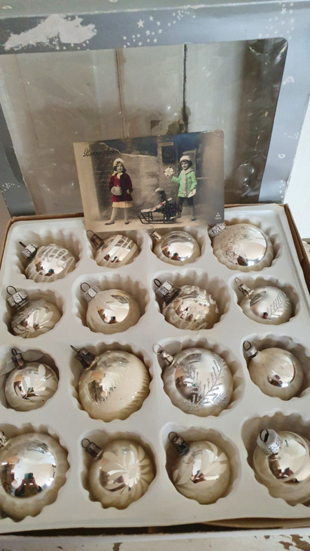 Doos met 16(!) oude/vintage kerstballen + antieke kerstkaart