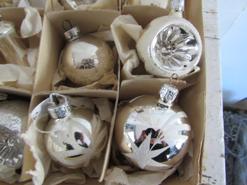 Doos met 12 stuks mooie oude/antieke kerstballen. + antieke Kerstkaart
