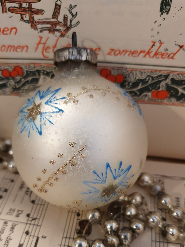 Socialisme melk wit palm oude/antieke kerstbal met bijzondere deco van o.a. sterren | Kerstballen  met bijzondere decoratie | Decofrills, Brocante Antiek Stoer Industrieel  Nostalgisch Retro Vintage