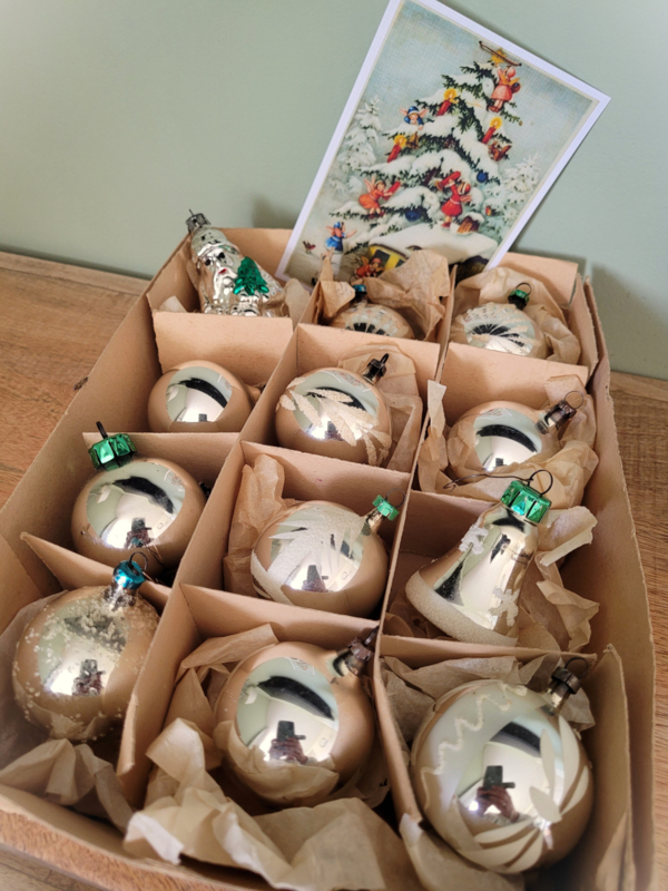 Doos met 12 mooie oude/antieke kerstballen  (klokje, kerstman)