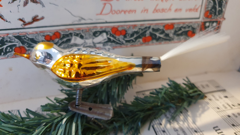 Oude/antieke kerstbal: Vogel op knijper in oud goud, met gouden snavel
