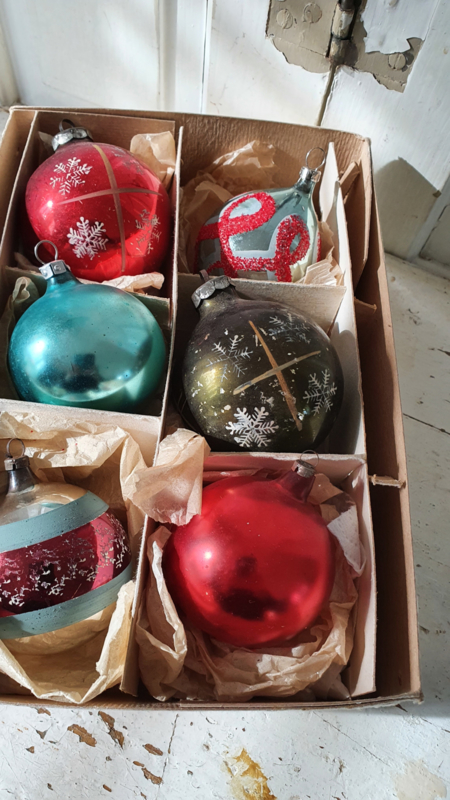 6 oude/antieke kerstballen in oude kleuren. In doos