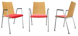 Zaalstoel Brunner First Place 4505A met armleggers, houten schaal en beklede zitting