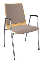 Zaalstoel Brunner First Place 4505A met armleggers, houten schaal en beklede zitting en rug