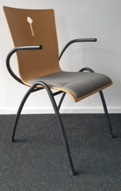 Ingeruilde stoel model 4463, houten kuip met beklede zitting EN ARMLEGGERS