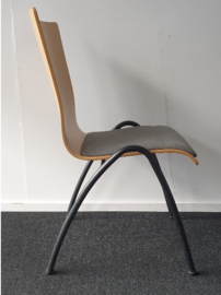 Ingeruilde stoel model 4462, houten kuip met beklede zitting