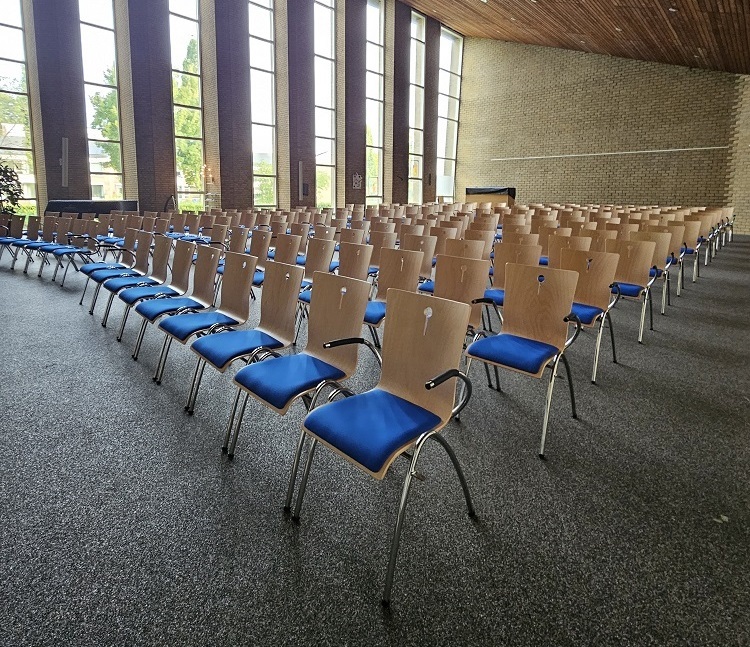 Kerk en zaal stoelen