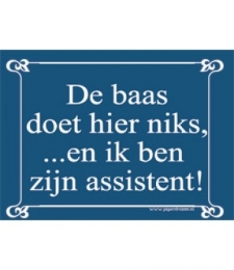 De baas doet hier niks, ...en ik ben zijn assistent! (Breedte 16 cm Lengte 21 cm )