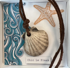 Ketting Chic Le Freak schelp grijs