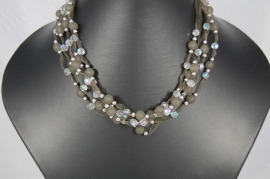 Taupekleurige Stoffen Ketting met Kraaltjes