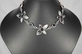 Zilverkleurige Ketting met Bloemen