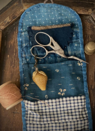 Stacy Nash Primitives - Strawberry Waxer Scissor Fob (aardbei)