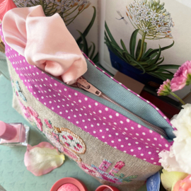 Les brodeuses Parisiennes - Petite Trousse "Eau de rose" (aïda)