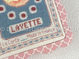 Des Histoires à broder - Carte à boutons Haute Mode de Paris "Layette" (patroon)