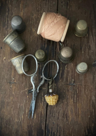Stacy Nash Primitives - Raspberry Waxer Scissor Fob (framboos)
