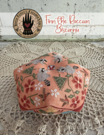 Teresa Kogut - "Finn the raccoon biscornu" (XS389)
