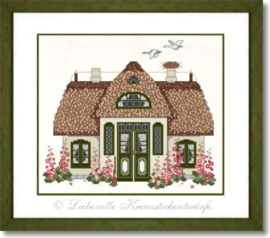 Liebevolle Kreuzstichentwürfe -  "Friesenhaus mit Stockrosen" (B-318-25)