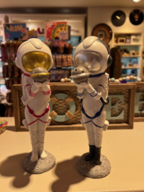 Astronaut staand met bol in handen