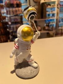 Astronaut lopend met bal in hand