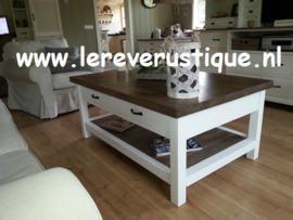 Strakke landelijke salontafel met eiken blad, magazineplateau + 2 laatjes 130 cm l. x 85 cm br. x 55 cm hg BR