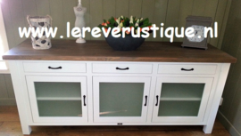 Landelijk wit dressoir met glazen deuren en eiken blad 200 cm br. x 60 cm d. x 85 cm hg.