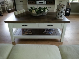 Strakke landelijke salontafel met eiken blad, magazineplateau + 2 laatjes 130 cm l. x 85 cm br. x 55 cm hg BR