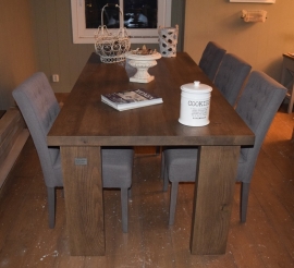 Eiken eettafel met 5 cm dik blad en brede poten in Dark Nut 230 cm lang x 100 cm breed