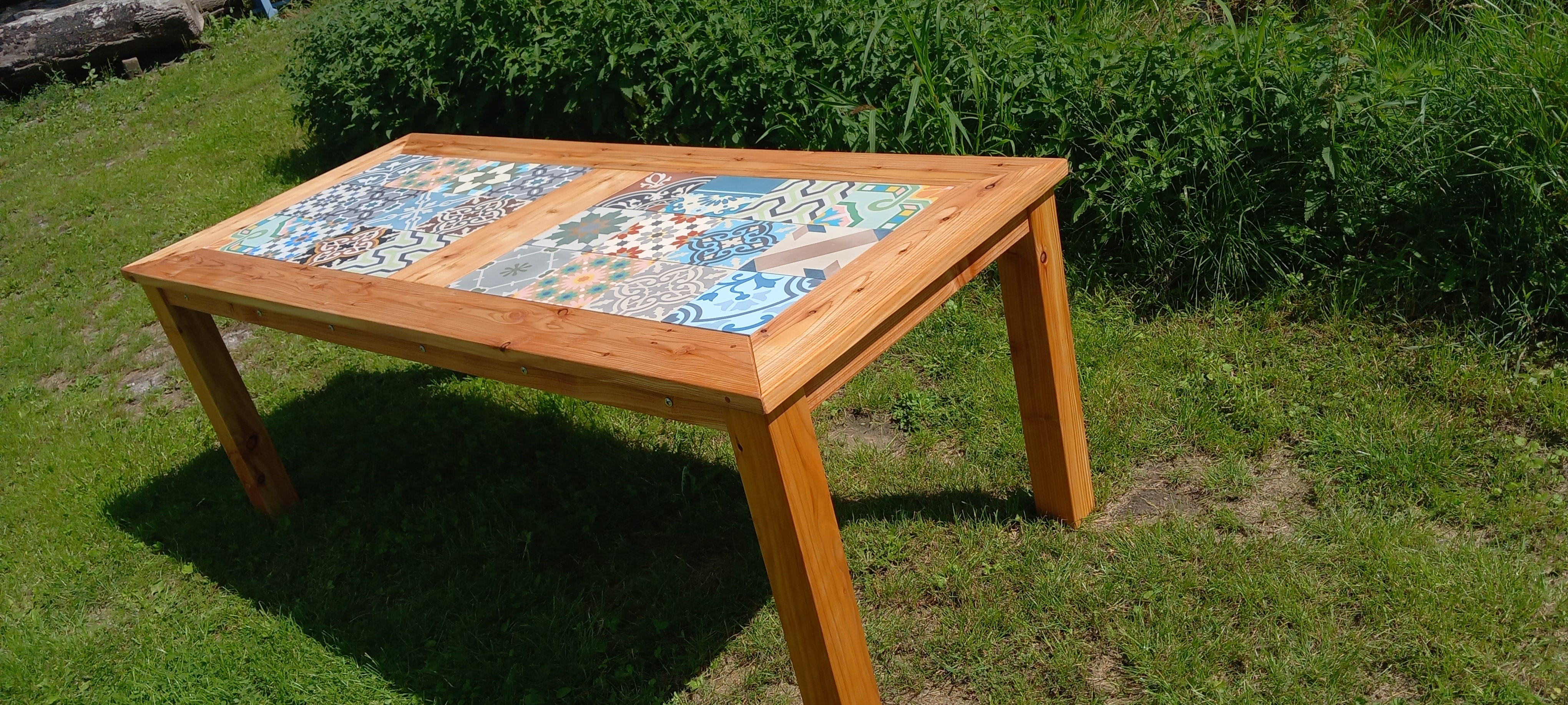 Nu Te Koop: Tuintafel Lariks met Portugese cementtegels