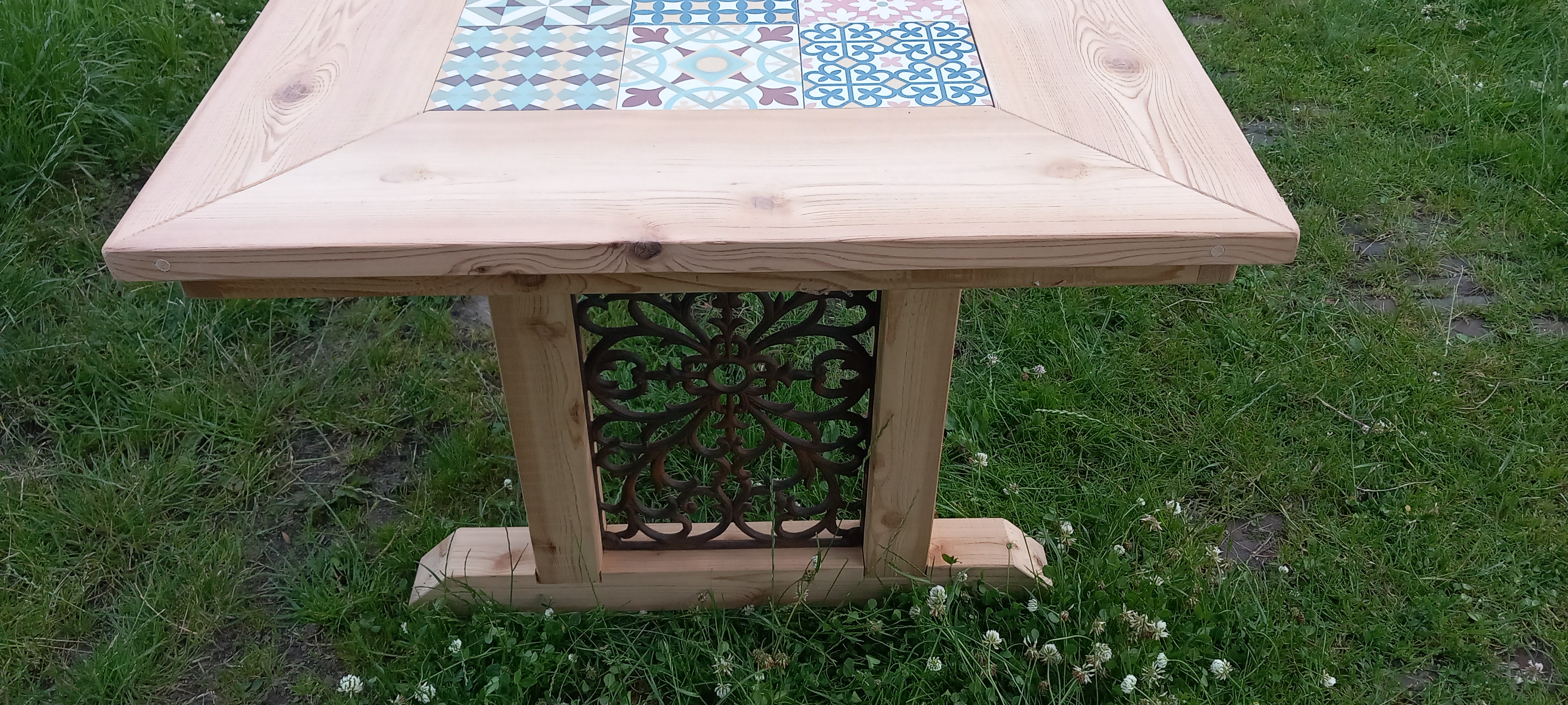 Nu Te Koop:  (tuin) Tafel cederhout met Keramische Patroontegels