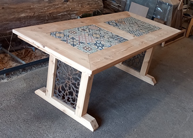 Cederhout tafel met Keramische patroontegels