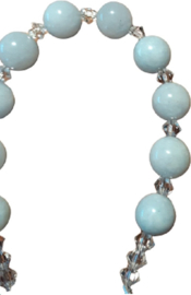 Rozenkrans ( z.g tientje ) van Swarovski kralen ( 4 mm ) en Aquamarijn kralen ( 8 mm ) ( Baby blauw ) (Geschikt voor de autospiegel.)