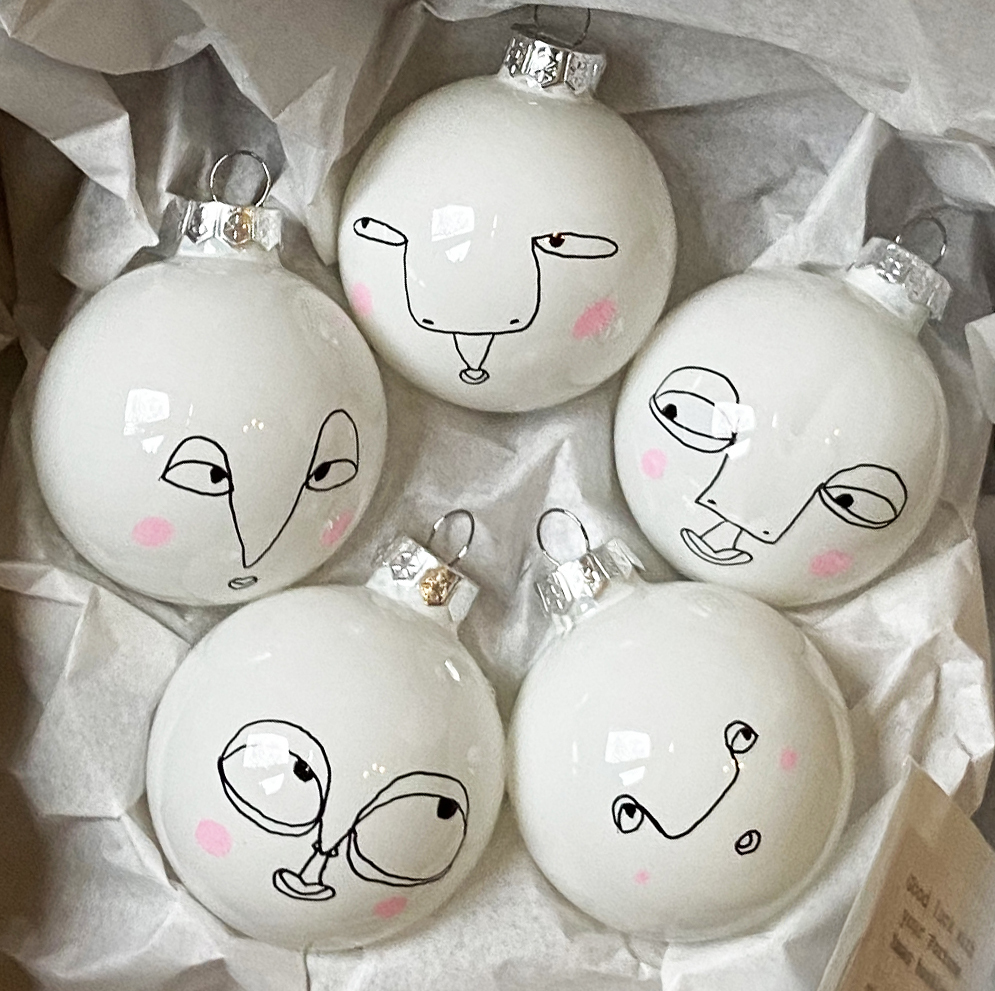 een origineel kerstpakket: Fortune kerstballen. Als er een kapot valt komt er eer wens uit, net als bij  een Fortune cookie