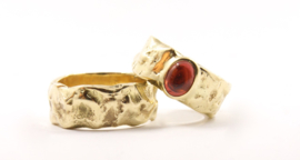 Trouwringen Molten Gold Cabuchon Garnet